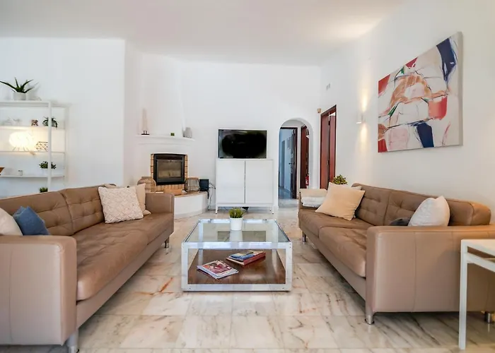 Traditional 3 Bedroom Villa With Great Pool In The Heart Of Vale Do Lobo